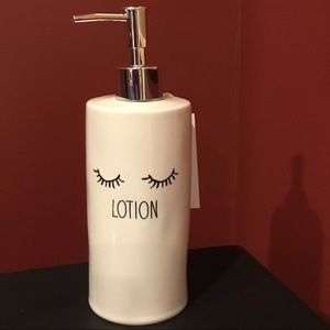Nwt Rae Dunn lotion dispenser.